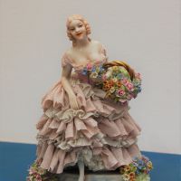 Dama con cesto di fiori, Luigi Fabris, porcellana policroma, prima metà sec. XX