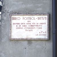 Lapide commemorativa la partigiano Marco Pontirol Battisti, bianco Carrara e rosso Verona, post 1945 - ante 1948